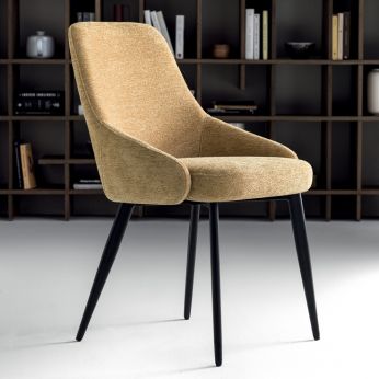 Arena - Poltroncina di Devina Nais con gambe in metallo e rivestimento in tessuto Raven, colore giallo