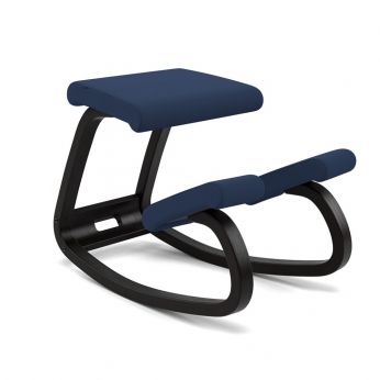 Variable Balans - Ergonomischer Stuhl von Varier mit schwarz lackiertem Eschengestell und tonal blauem Stoffsitz.