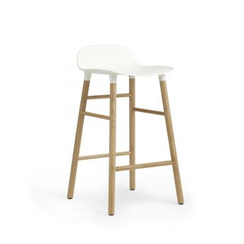 Form-SGW GM - Normann Copenhagen Hocker aus Eichenholz, Sitzfläche aus weißem Polypropylen, Sitzhöhe 65 cm