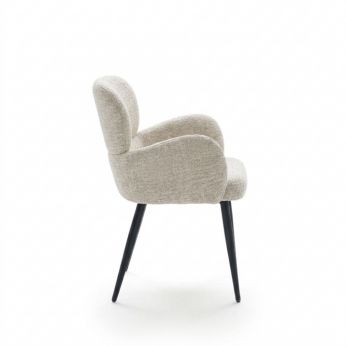 Aura - Sillón Devina Nais en metal negro, con asiento tapizado en tela Raven y reposabrazos integrados, color blanco.
