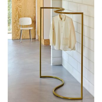 Colour Rack S-Shape - Bodengarderobe von HAY, Modell Color Rack S-Shape, Farbe Dijon, mit passendem Kleiderbügel