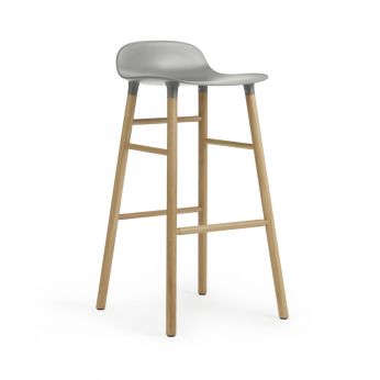 Form-SGW GM - Taburete Normann Copenhagen de madera de roble, asiento de polipropileno gris, altura del asiento 75 cm.