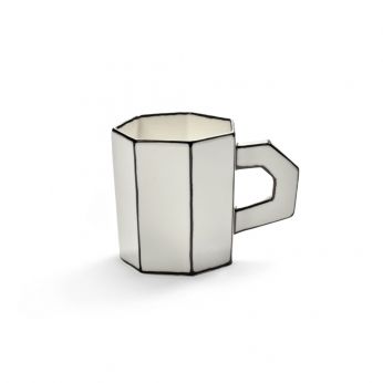 Carte Blanche Tea Cup - Taza de té de cerámica blanca de Serax, con bordes negros que contrastan.