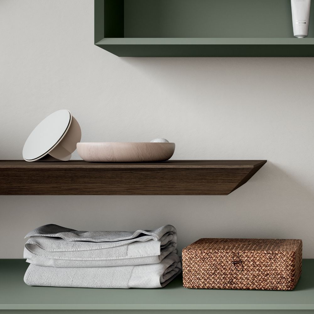 Dettaglio del piano lavabo in essenza colore rovere fumo