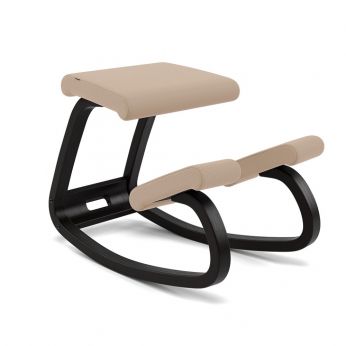 Variable Balans - Chaise ergonomique Varier avec structure en frêne laqué noir et assise en tissu beige ton sur ton.
