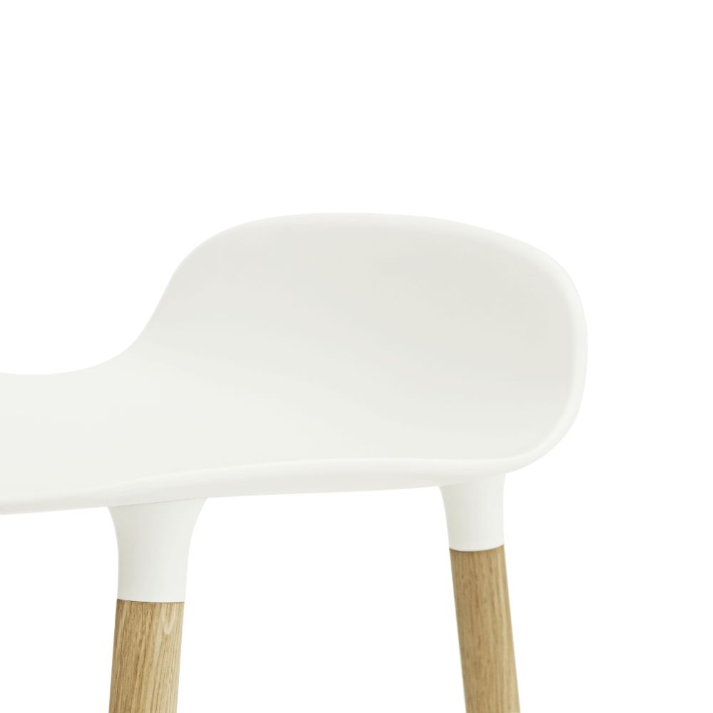 Sgabello Normann Copenhagen in legno rovere, seduta in polipropilene color bianco, altezza seduta 65 cm (dettaglio)