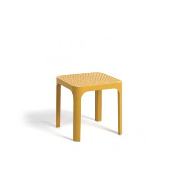 Net Table 40 - Quadratischer, stapelbarer Gartentisch aus Polypropylen, senffarben